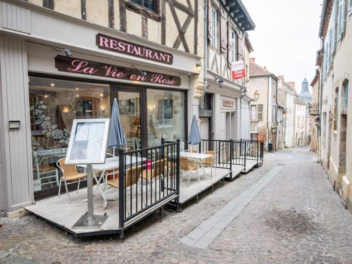 Un restaurant avec une terrasse pour profiter des beaux jours